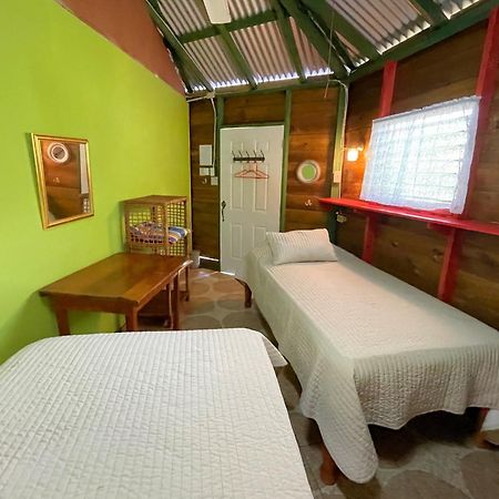 Judy House 2 - Lewis Backpacker Hostel Little Bay Chambre photo