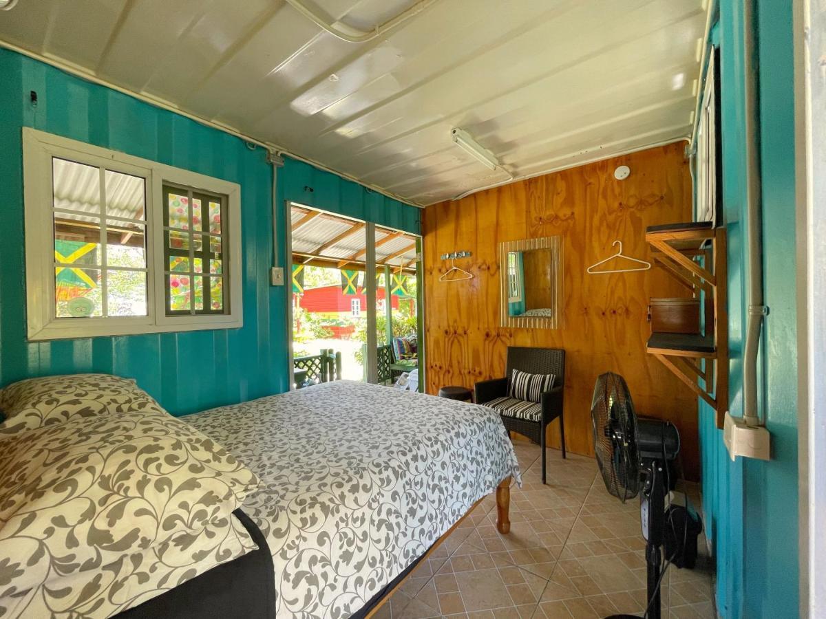 Judy House 2 - Lewis Backpacker Hostel Little Bay Chambre photo